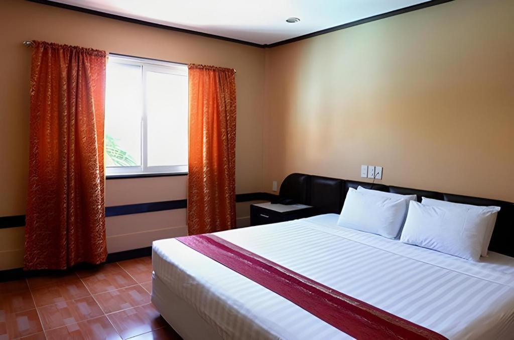 Holiday Spa Hotel Cebu Buitenkant foto