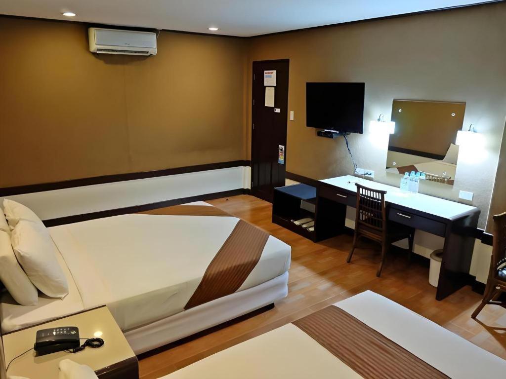 Holiday Spa Hotel Cebu Buitenkant foto