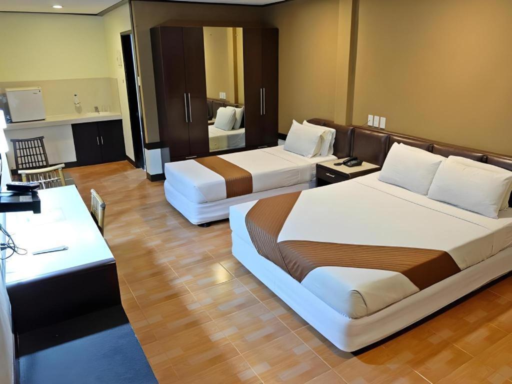 Holiday Spa Hotel Cebu Buitenkant foto