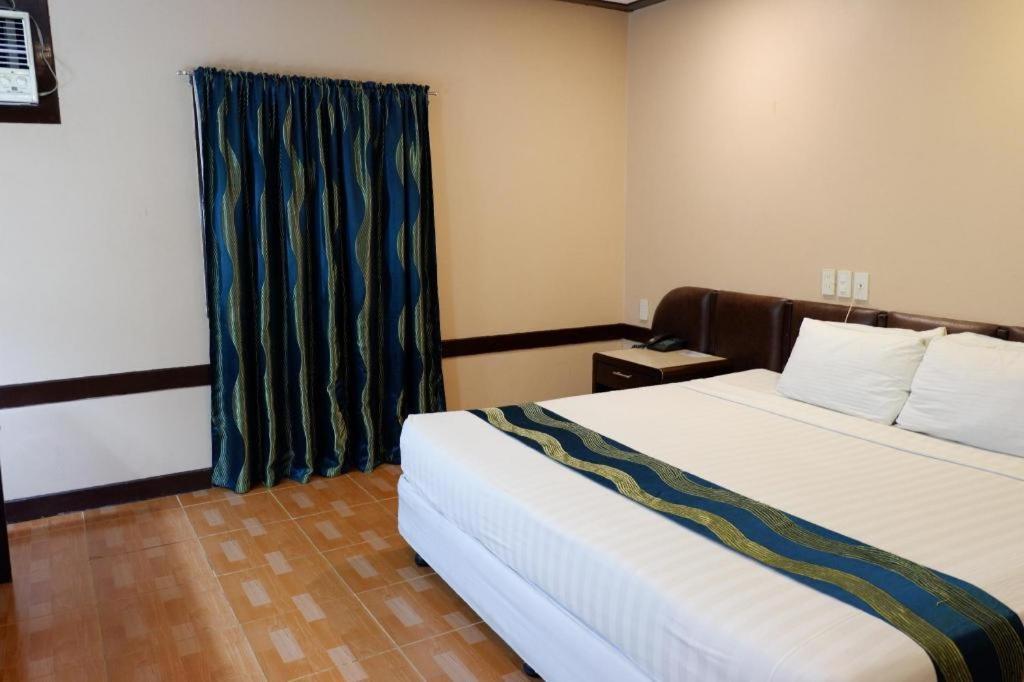 Holiday Spa Hotel Cebu Buitenkant foto
