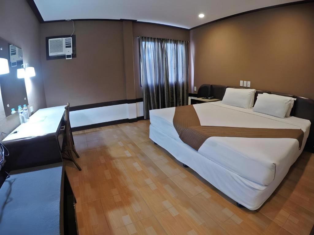 Holiday Spa Hotel Cebu Buitenkant foto
