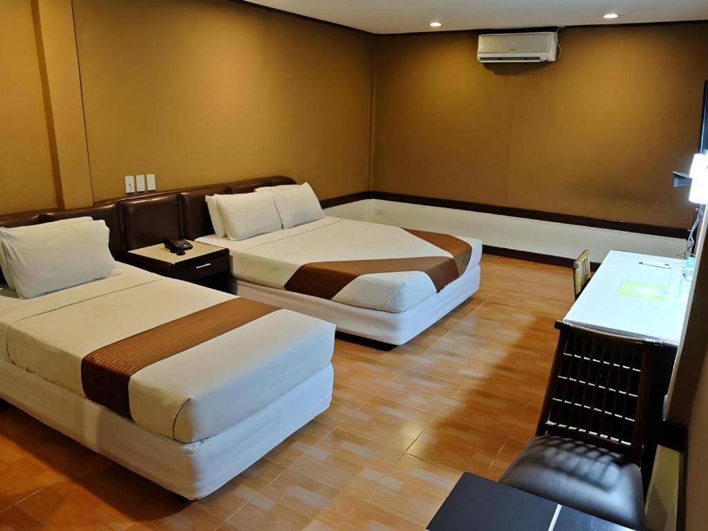 Holiday Spa Hotel Cebu Buitenkant foto