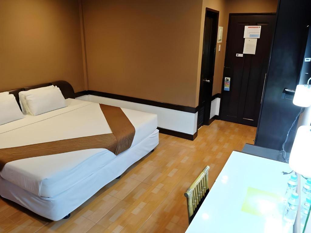 Holiday Spa Hotel Cebu Buitenkant foto