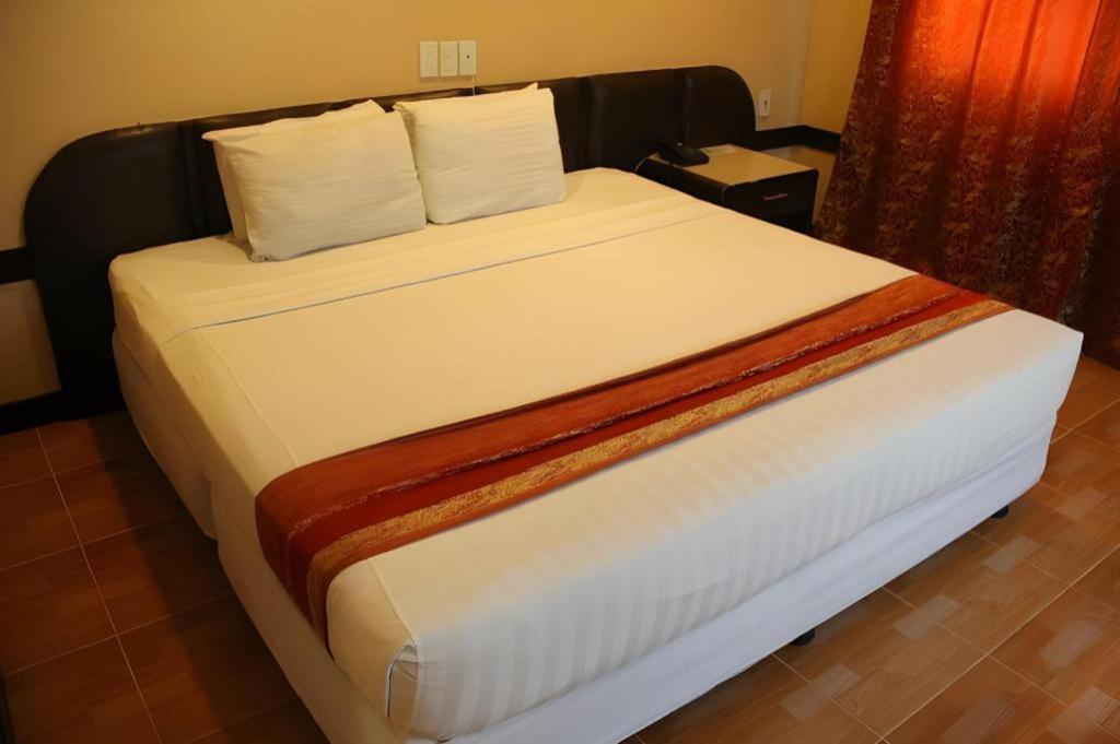 Holiday Spa Hotel Cebu Buitenkant foto