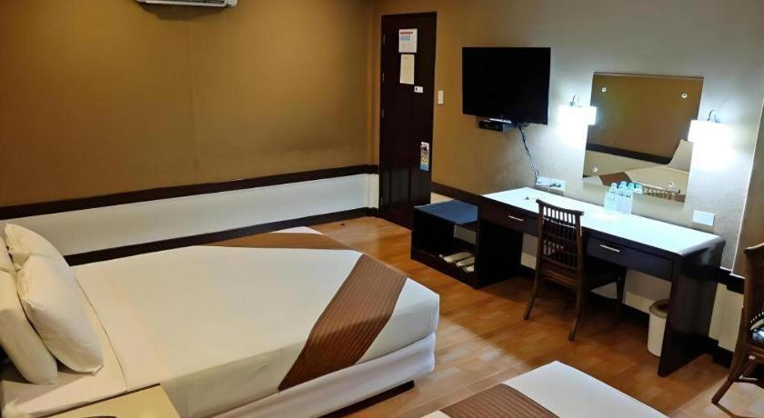 Holiday Spa Hotel Cebu Buitenkant foto