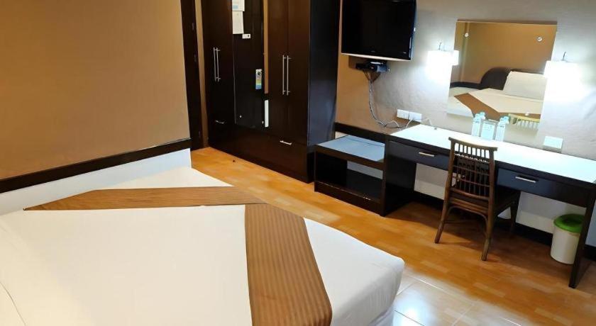 Holiday Spa Hotel Cebu Buitenkant foto