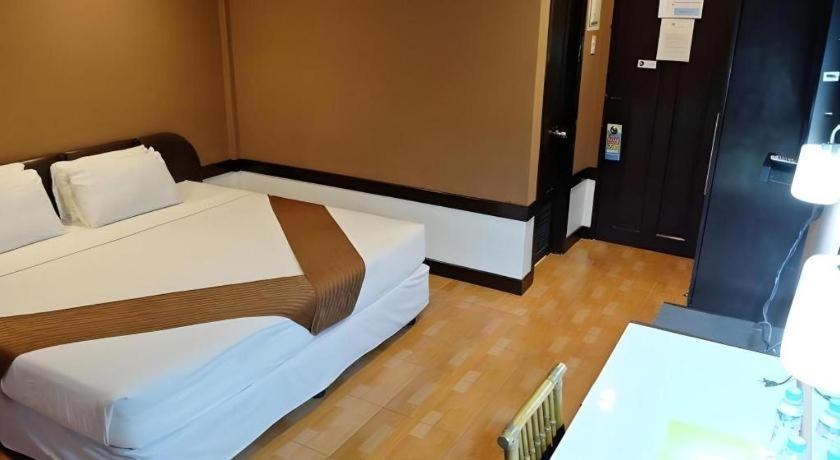 Holiday Spa Hotel Cebu Buitenkant foto