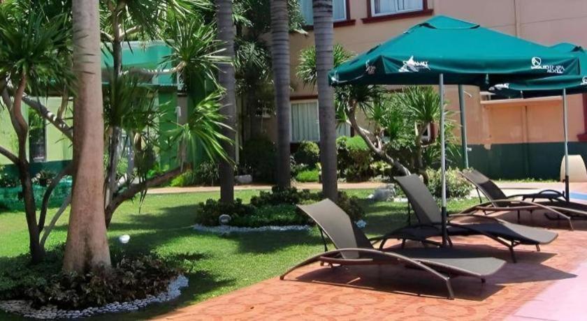 Holiday Spa Hotel Cebu Buitenkant foto