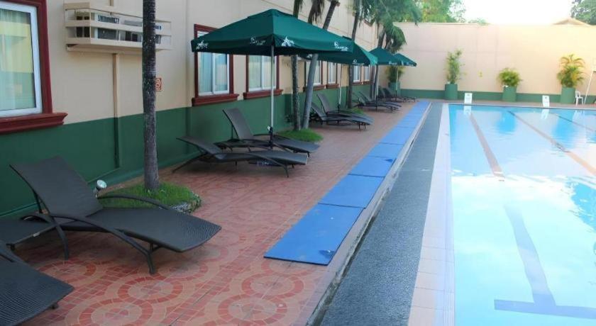 Holiday Spa Hotel Cebu Buitenkant foto