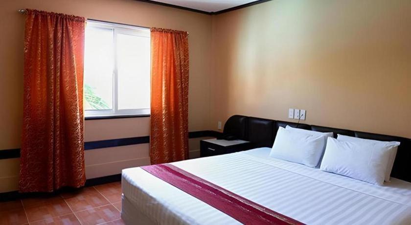 Holiday Spa Hotel Cebu Buitenkant foto