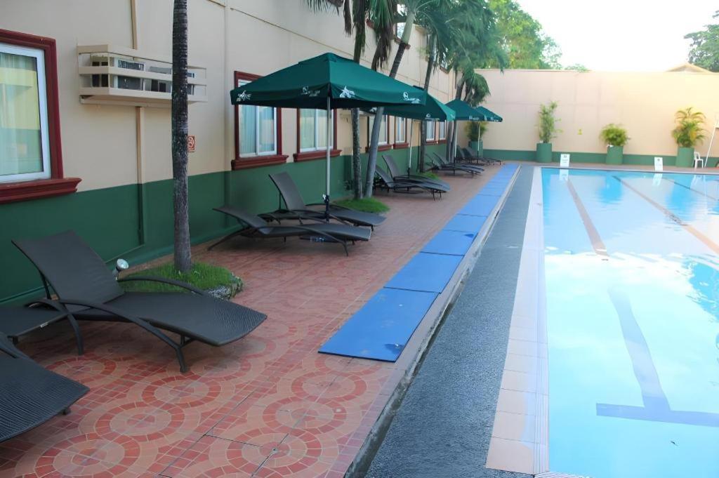 Holiday Spa Hotel Cebu Buitenkant foto