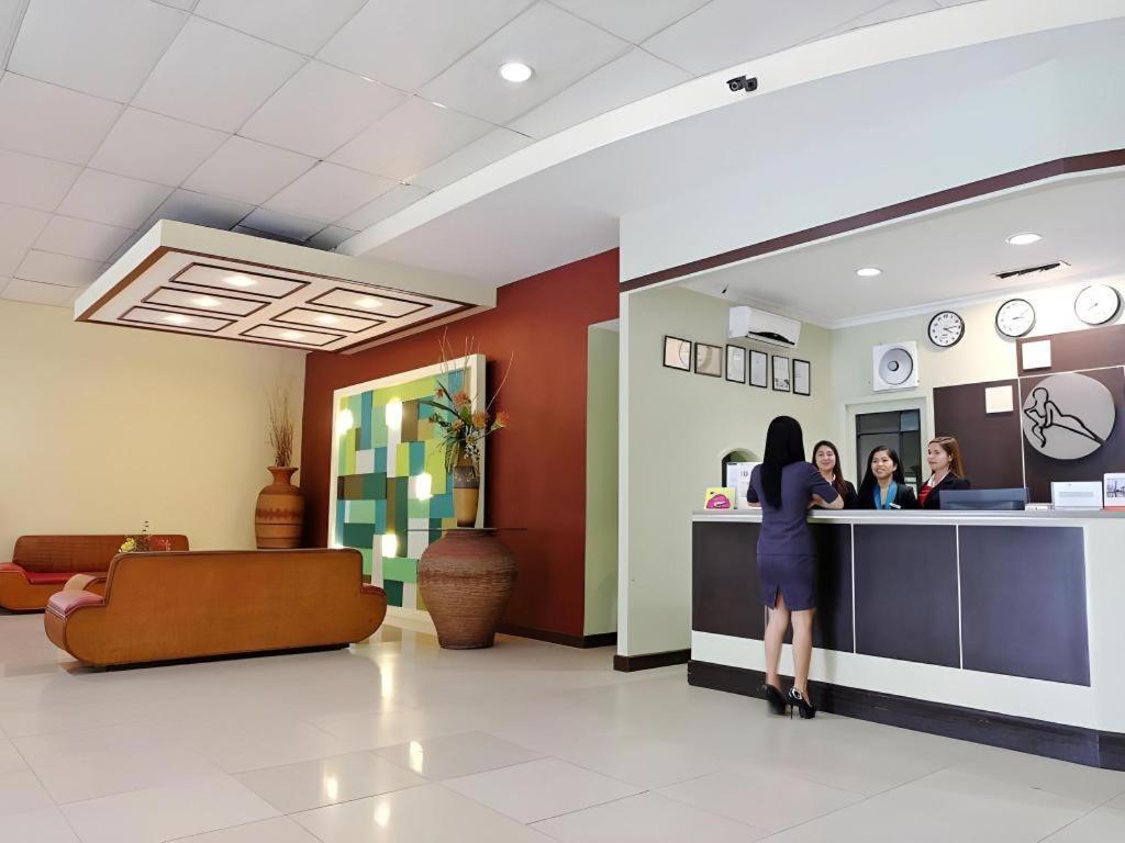 Holiday Spa Hotel Cebu Buitenkant foto